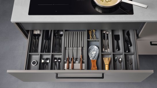 Besteckeinsatz-Kombination mit Messerhalter in offener Küchenschublade