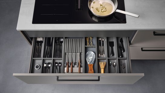 Besteckeinsatz-Kombination mit Messerhalter in offener Küchenschublade