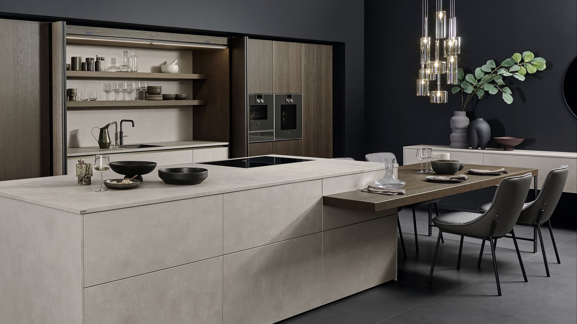 ewe Concreto in beton sand . eiche tobacco, Kücheninsel Kücheninsel in Betonoptik mit angesetzter Bar und Esstisch in dunklem Holz