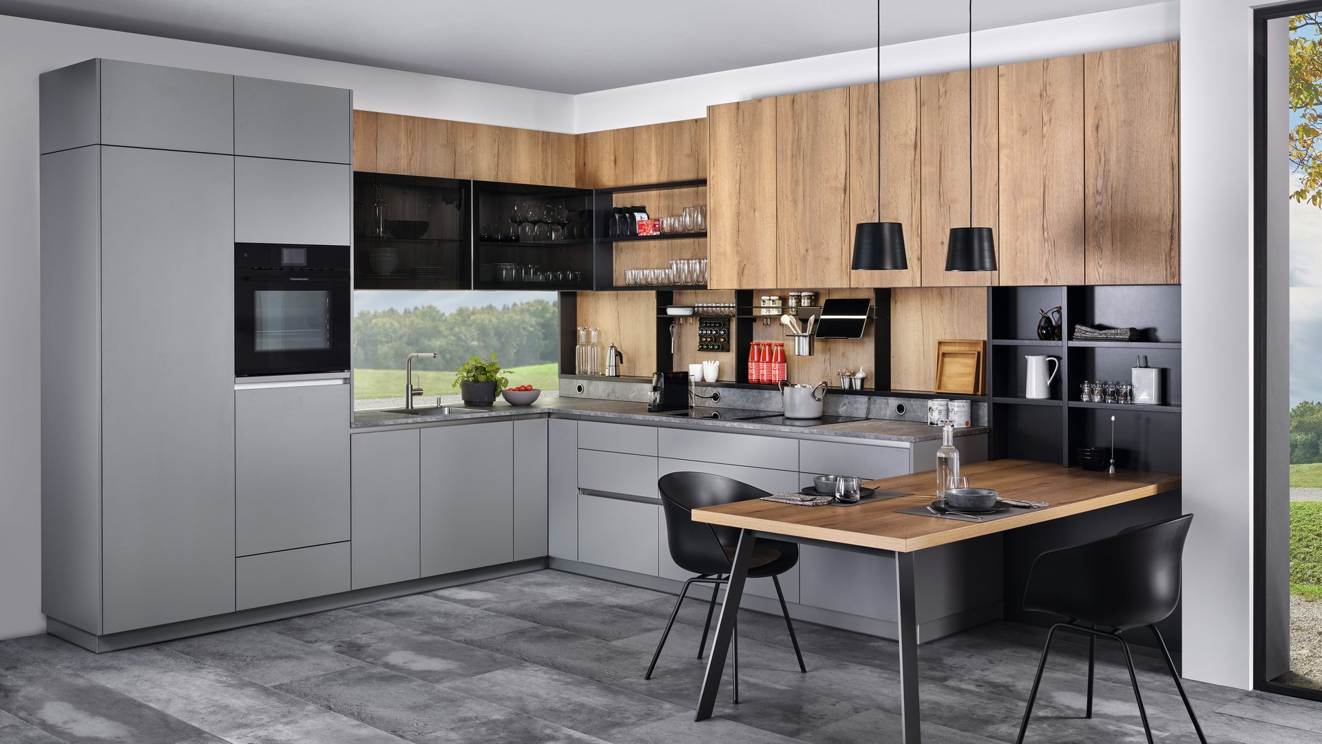 ewe Nuova/Sintesa in zementgrau/sienaeiche L-förmige Küche in zementgrau mit Rückwand in Holzoptik mit angebautem Esstisch