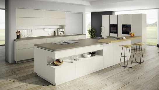 Inselküche in der hellen Farbe angora mit großer Kücheninsel 