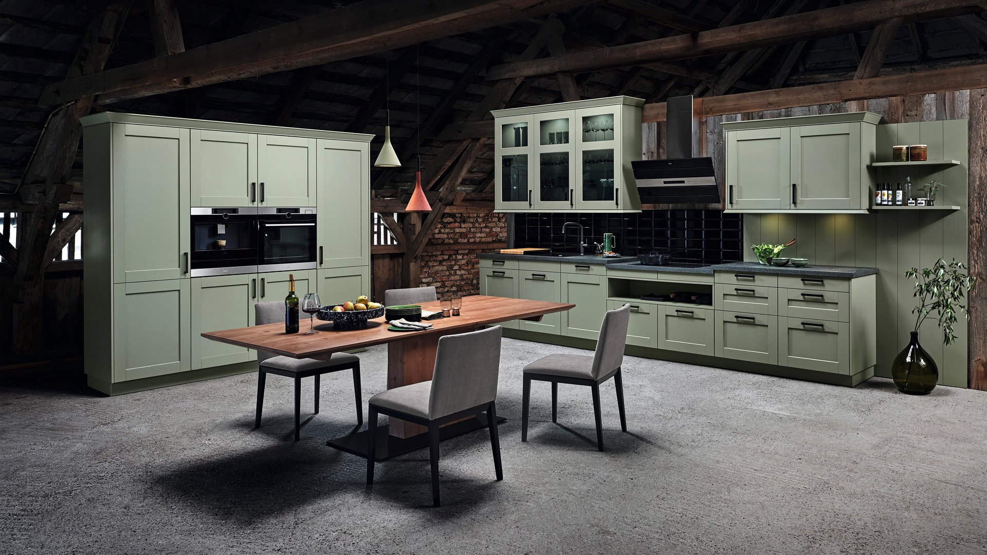 FM Hirschalm in salbei, Hauptansicht schräg L-förmige Küche mit Rahmenfronten aus Holzfurnier in der Farbe salbei