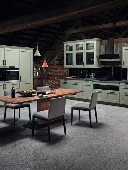 FM Hirschalm in salbei, Hauptansicht schräg L-förmige Küche mit Rahmenfronten aus Holzfurnier in der Farbe salbei