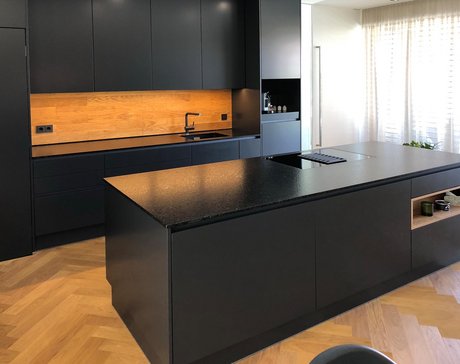 Inselküche in dunkelgrau mit Rückwand in Holz