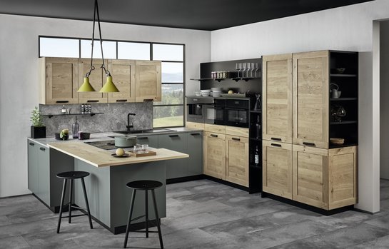 U-förmige Küche in grün matt und Hochschrankfronten in wildeiche