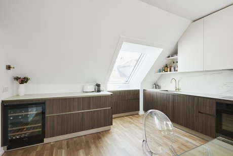 Die erweiterte Arbeitsfläche mit integriertem Weinkühlschrank bietet zusätzlichen Stauraum und schafft eine elegante Verbindung zum Essbereich.