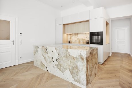Helle Fronten, klare Linien und eine markante Steinoptik – moderne Eleganz trifft Natürlichkeit.