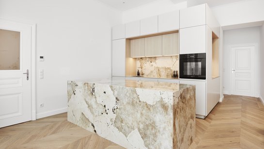ewe Nuova . ewe Sintesa in angora . eiche hell | Küchen Design Keglevits Helle Fronten, klare Linien und eine markante Steinoptik – moderne Eleganz trifft Natürlichkeit.
