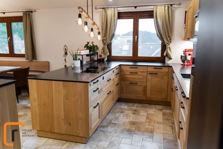 U-förmige Landhausküche in wildeiche mit schwarzen Griffen von innen