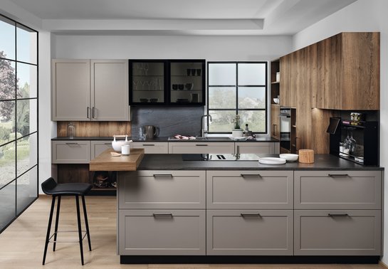 Inselküche mit Rahmenfronten in fango, Hochschrankgruppe in carameleiche