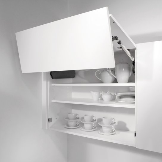 Zwei weiße Oberschränke in der Küche, einer davon ist mit einer geteilten Front hochgeklappt geöffnet