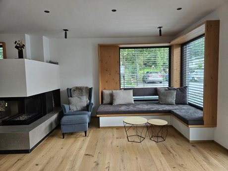 Gemütlicher Platz am Fenster – ideal zum Entspannen, Lesen oder Genießen.