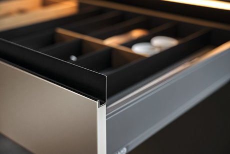 Die aufgesetzte Griffleiste GL30 verleiht der Küche einen "grifflosen Charm" ohne zu beschweren.