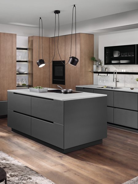 Inselküche in grau mit heller Arbeitsplatte und caramel-farbenen Holz-Hochschränken