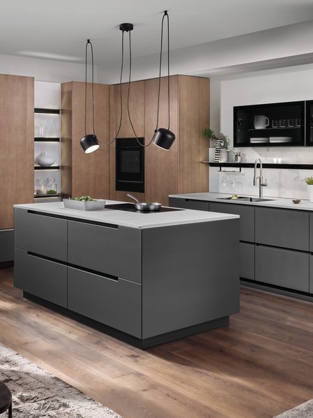 Inselküche in grau mit heller Arbeitsplatte und caramel-farbenen Holz-Hochschränken