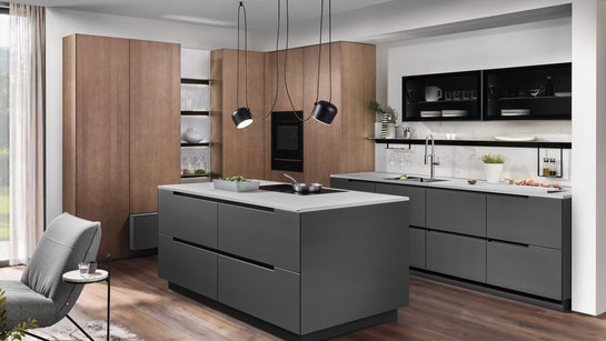 Inselküche in grau mit heller Arbeitsplatte und caramel-farbenen Holz-Hochschränken