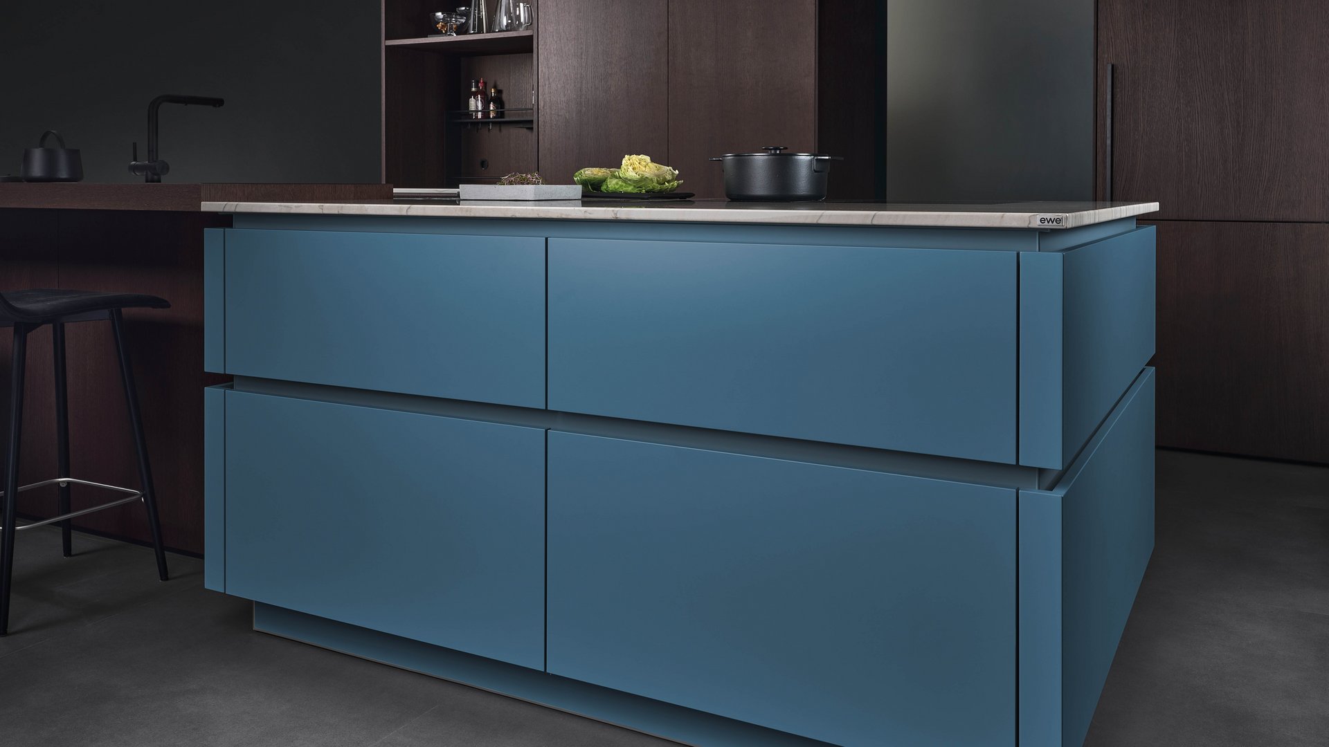 ewe Colora . ewe Nordic in teal . eiche dunkel, schräge Ansicht Kücheninsel in der Farbe teal mit farblich passenden Griffmulden