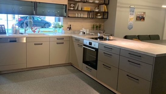 Ausstellungsküche im Abverkauf | ewe nanoo® & ewe Sintesa | Hofstätter Wohndesign