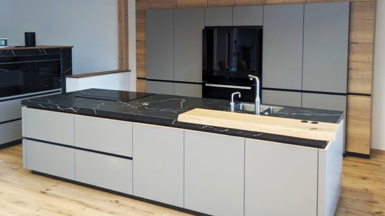 Die Theke in wildeiche geölt wurde in der hauseigenen Schreinerei des Fachhändlers gefertigt.