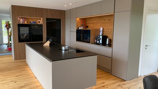 Inselküche in fango mit Hochschränken in fango und Akustikpaneelen