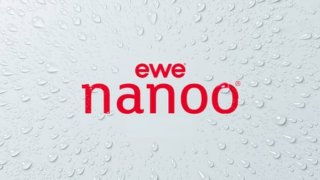 ewe nanoo Logo auf grauem Hintergrund, rundherum fliehende Tropfen