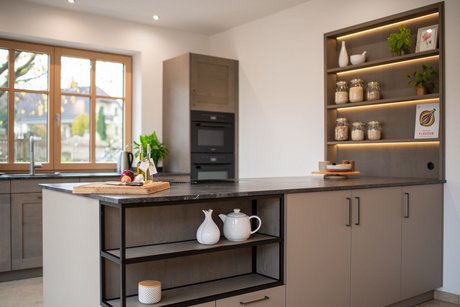 Kücheninsel in lehmbraun mit integrierter Nische mit Metallrahmen in schwarz