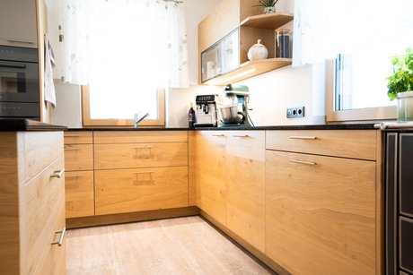 Moderne Küchenplanung mit natürlichen Materialien für ein wohnliches Ambiente.