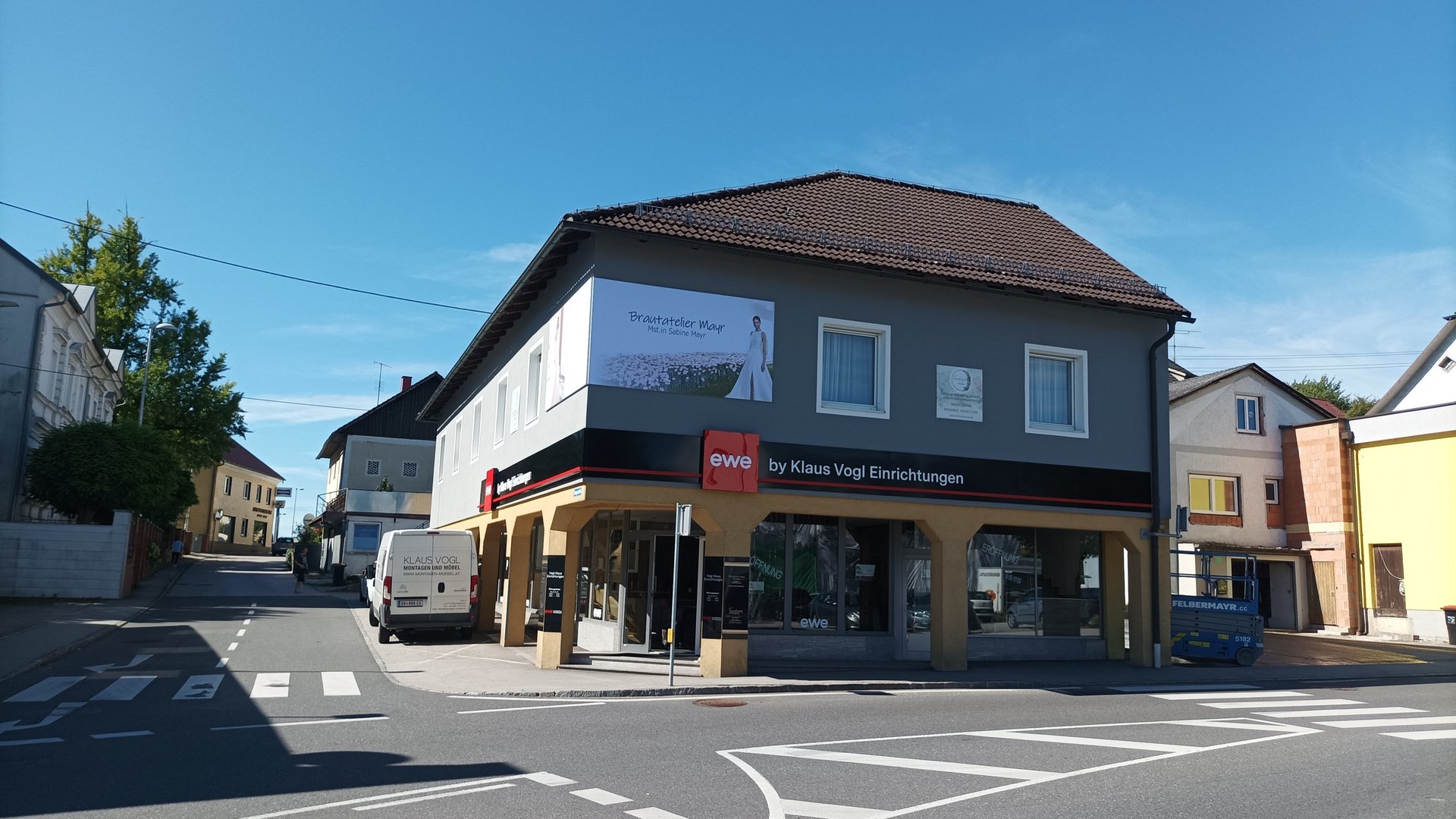 ewe Exklusiv Partner Klaus Vogl Außenansicht des Geschäfts von Einrichter Klaus Vogl in Peuerbach