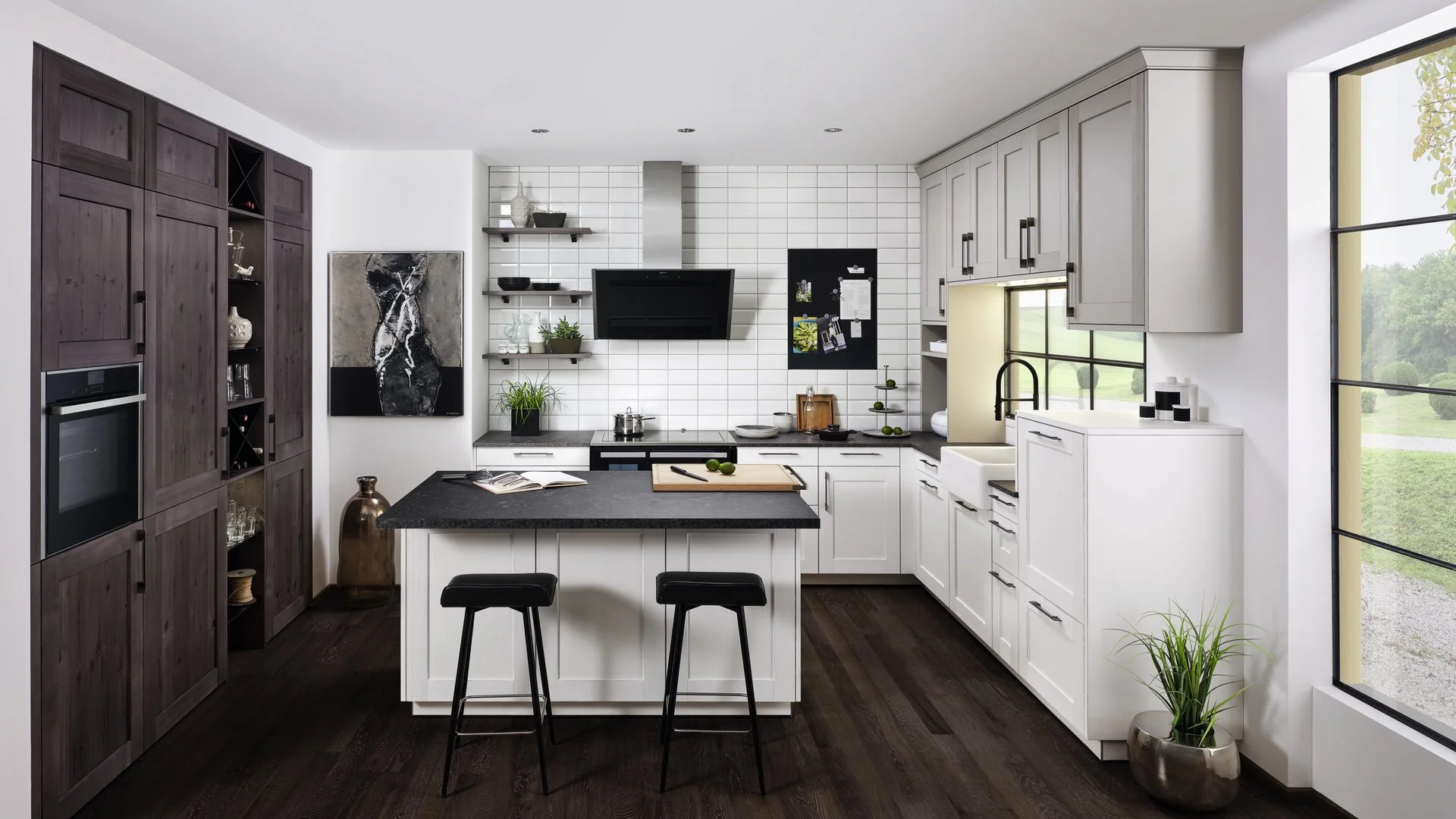 FM Hirschalm/Bärenalm in weiß/fichte zinn/rauchfichte Inselküche im Landhausstil in weiß und dunkler fichte, zwei Hocker vor der Insel