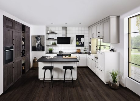 Inselküche im Landhausstil in weiß und dunkler fichte, zwei Hocker vor der Insel