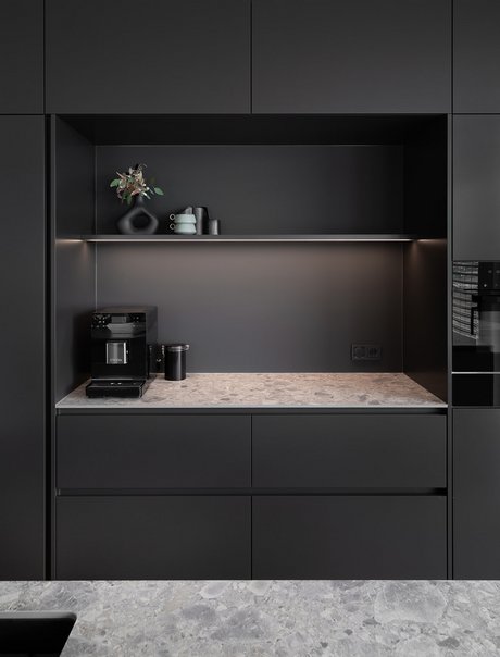 moderne Inselküche mit dunkler Hochschrankzeile und Kücheninsel in hellen Farbtönen