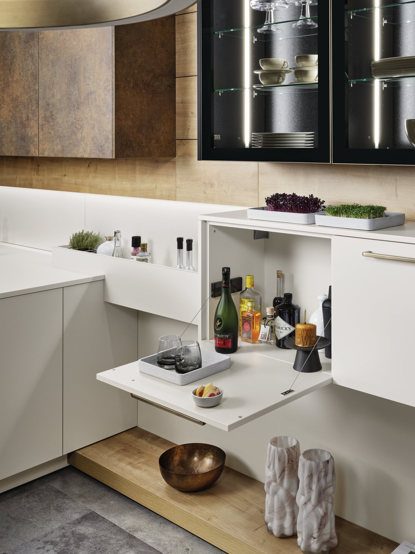 Ein an der Wand montiertes Sideboard, in dem ein Regal nach unten geklappt geöffnet ist und als Bar dient