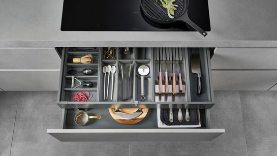 Besteckeinsatz-Kombination inkl. Messerhalter in offener Küchenschublade