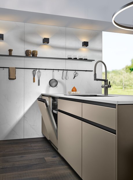 Moderne Inselküche mit Geschirrspüler mit geteilter Geschirrspülerfront.