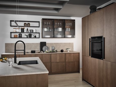 Moderne ewe Nordic in carameleiche mit schwarzen Details und eleganten Glasoberschränken.