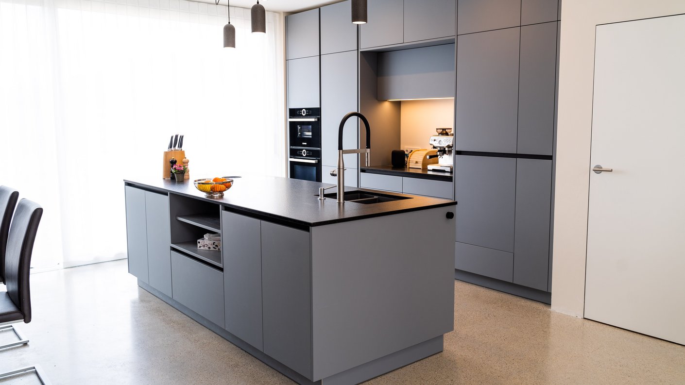 ewe nanoo® in felsgrau | Riegler - Freude am Wohnen Moderne ewe Küche in felsgrau mit einer edlen Steinarbeitsplatte in black tea