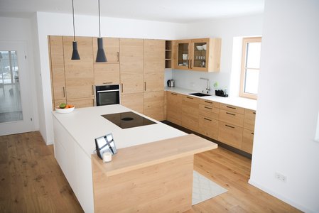 Inselküche in wildeiche mit weißer Kücheninsel und angebauter Barplatte