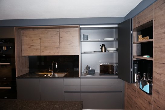ewe nanoo® Inselküche in carbon metallic und einem integrierten Faltschrank mit viel Stauraum