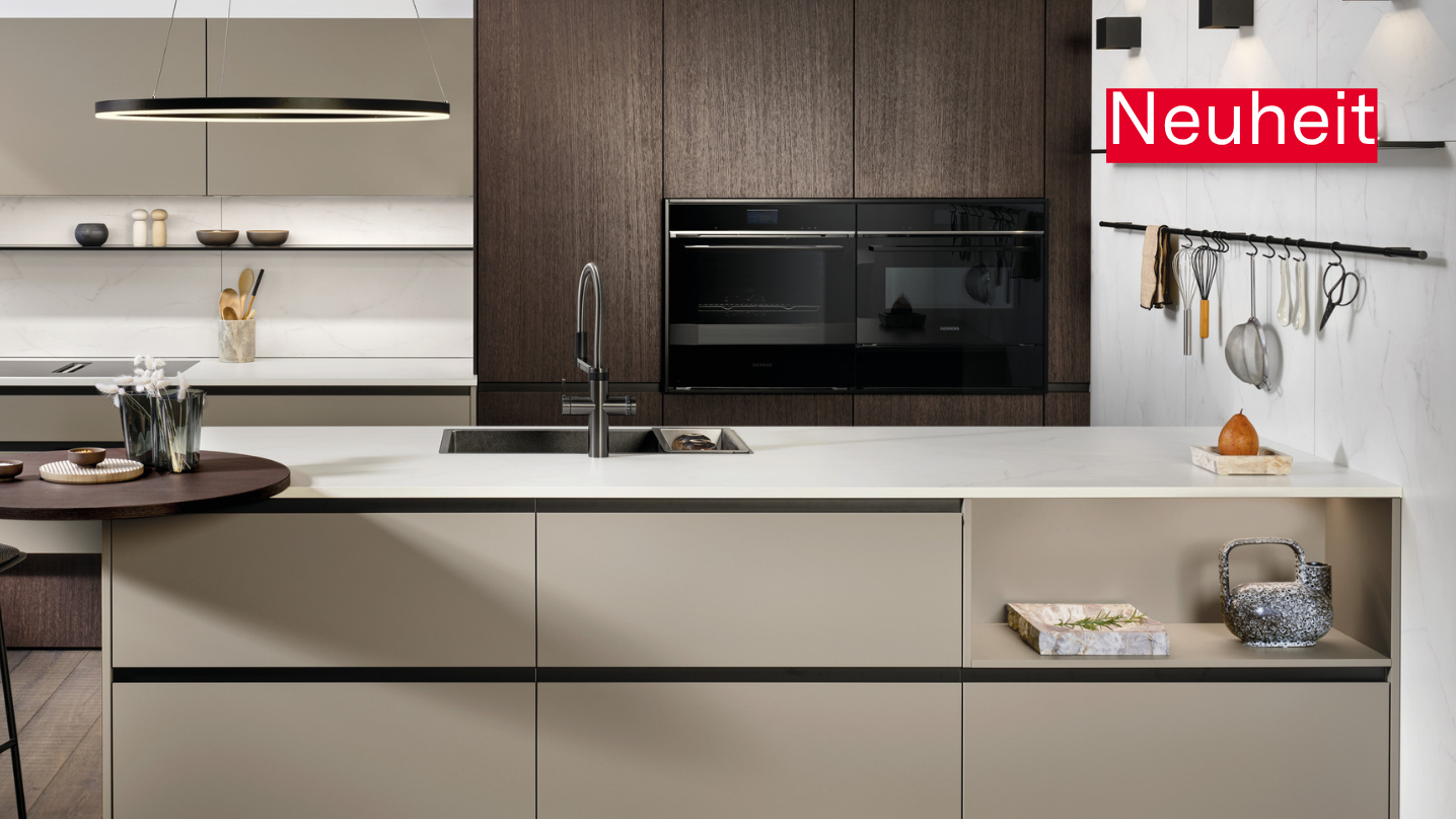 ewe GL30 in schwarz eloxiert gezeigt an ewe nanoo® . ewe Nordic in lehmbraun . eiche dunkel nordic, gerade Hauptansicht Moderne Küche in lehmbraun und dunkler Holznachbildung mit Kochinsel.