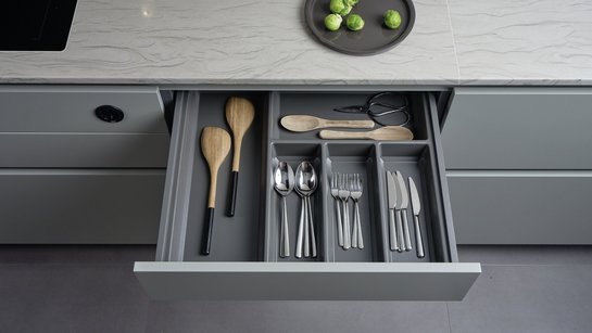 Kunststoff-Besteckeinsatz in basaltgrau in einer offenen Küchenschublade