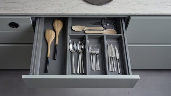 Kunststoff-Besteckeinsatz in basaltgrau in einer offenen Küchenschublade