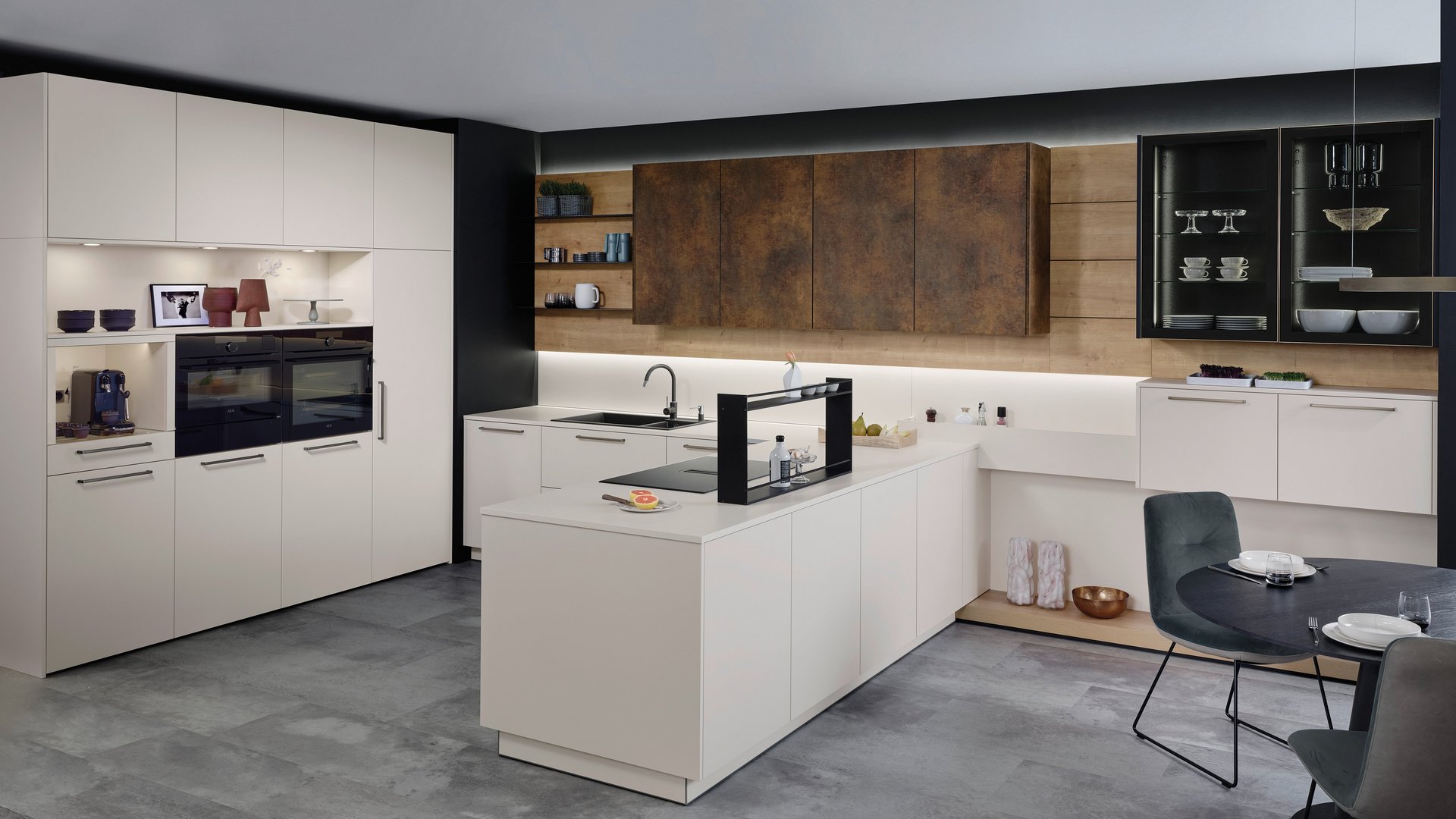 ewe Nuova/Cemento in angora/patina bronze Helle U-förmige Küche mit bronzefarbigen griffen und Oberschränken in patina bronze.