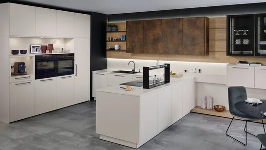 Helle U-förmige Küche mit bronzefarbigen griffen und Oberschränken in patina bronze.