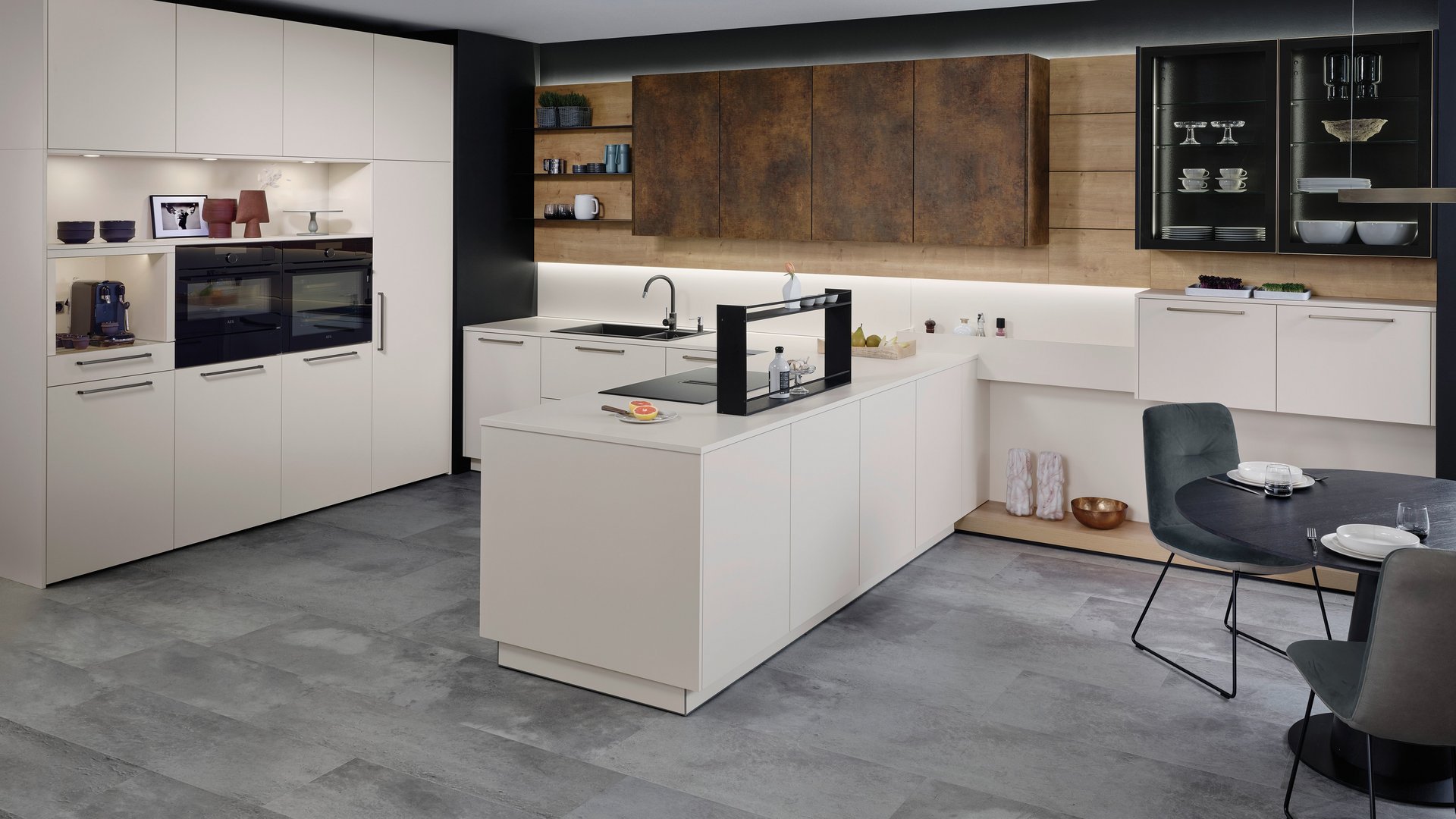 ewe Nuova/Cemento in angora/patina bronze Helle U-förmige Küche mit bronzefarbigen griffen und Oberschränken in patina bronze.