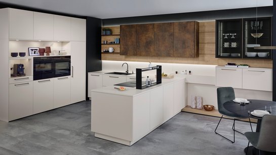 ewe Nuova/Cemento in angora/patina bronze Helle U-förmige Küche mit bronzefarbigen griffen und Oberschränken in patina bronze.