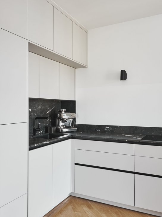 Kieselgraue Fronten und schwarzer Naturstein – eine zeitlose Kombination mit Charakter.