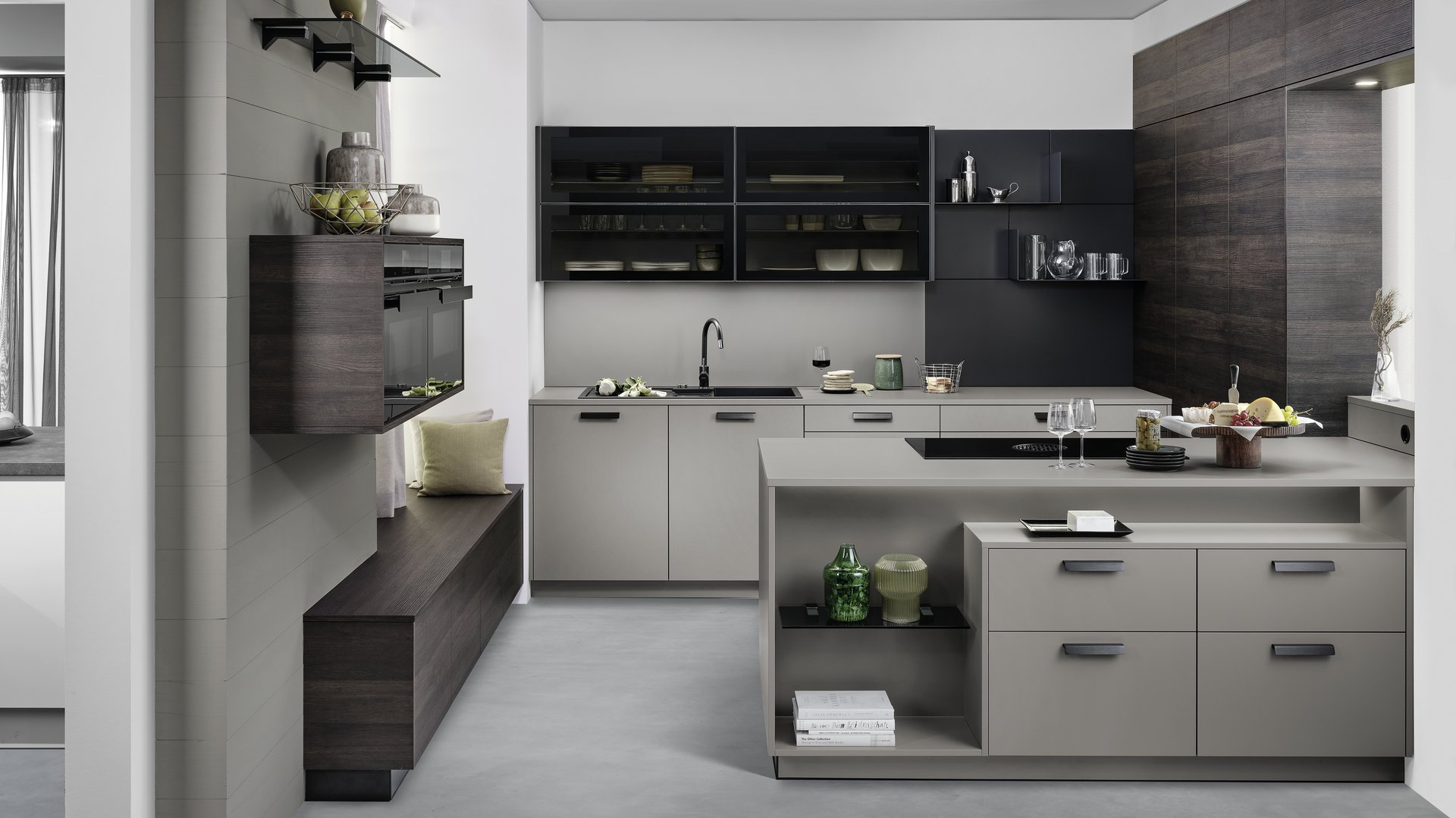 ewe Nuova/Unita in fossil/eiche ganache Küche in Grau mit Sideboard, Hängeregal und Rückwand in dunkler Holzoptik