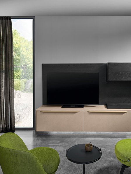 Modernes Wohnzimmer in schwarzer Eiche und sandfarbener Betonoberfläche