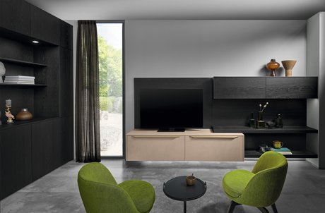 Modernes Wohnzimmer in schwarzer Eiche und sandfarbener Betonoberfläche