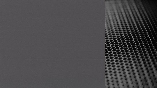 ewe nanoo® carbon metallic Farbkachel in carbon, daneben eine farblich passende Abbildung einer Lochmetalloberfläche